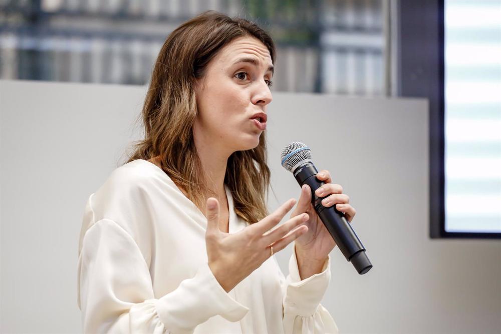 La ministra de Igualdad, Irenen Montero, pronuncia un discurso durante la entrega de ‘Premios Extraordinarias’ a mujeres emprendedoras en el ámbito rural, a 11 de octubre de 2022, en Madrid (España). La
