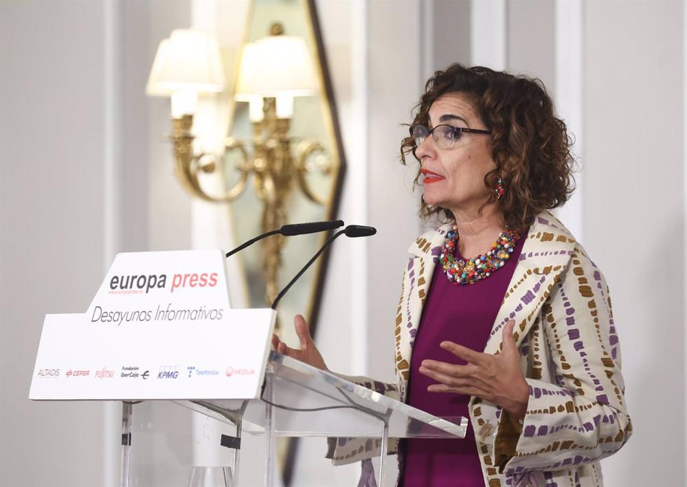 La ministra de Hacienda, María Jesús Montero, interviene durante un desayuno informativo de Europa Press, en el Hotel Rosewood, a 20 de octubre de 2022, en Madrid (España). La