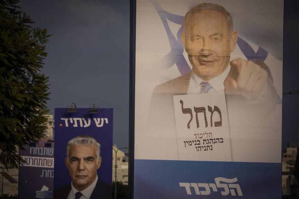 Carteles con las caras del ex primer ministro Benjamin Netanyahu, y el actual jefe de Gobierno, Yair Lapid. Carteles