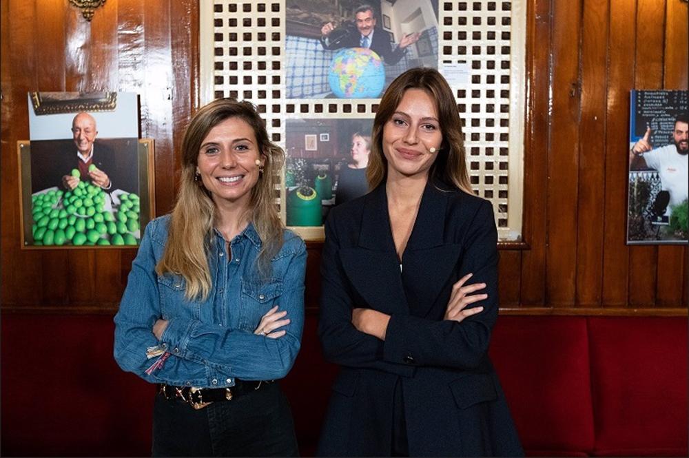 La fotógrafa Celine van Heel retrata para Ecovidrio a ocho icónicos hosteleros de Madrid para elogiar su compromiso con el reciclaje de vidrio en España. En la foto, van Heel y la directora de comunicación de Ecovidrio, Beatriz Egido. La