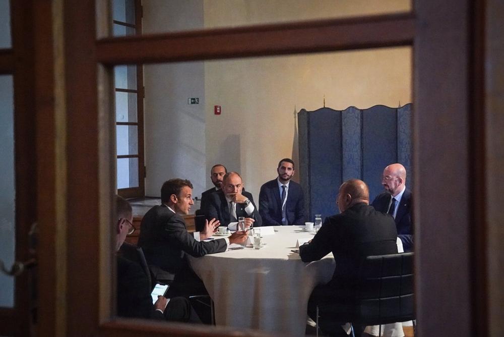 Reunión entre el presidente de Francia, Emmanuel Macron, el presidente del Consejo Europeo, Charles Michel, y los mandatarios de Armenia y Azerbaiyán, Nikol Pashinián y Ilham Aliyev, respectivamente. Reunión
