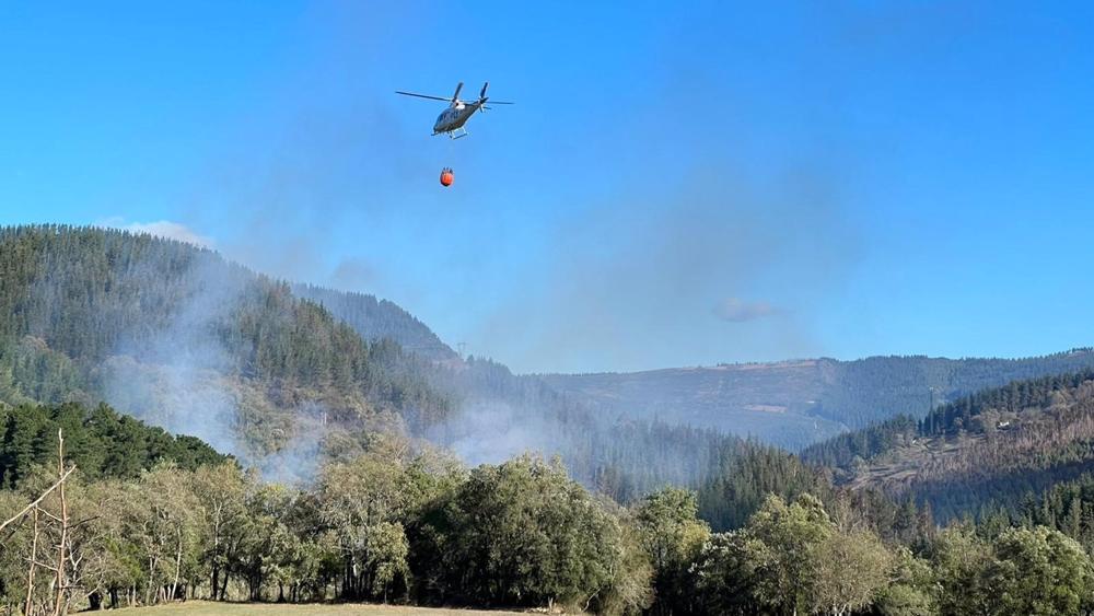 Labores de extinción en el incendio de Balmaseda/Valle de Mena el pasado lunes. Labores