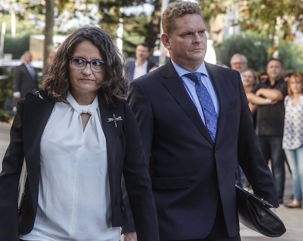 Archivo - La exvicepresidenta, exportavoz y exconsellera de Igualdad y Políticas, Mónica Oltra y su abogado (archivo) Archivo