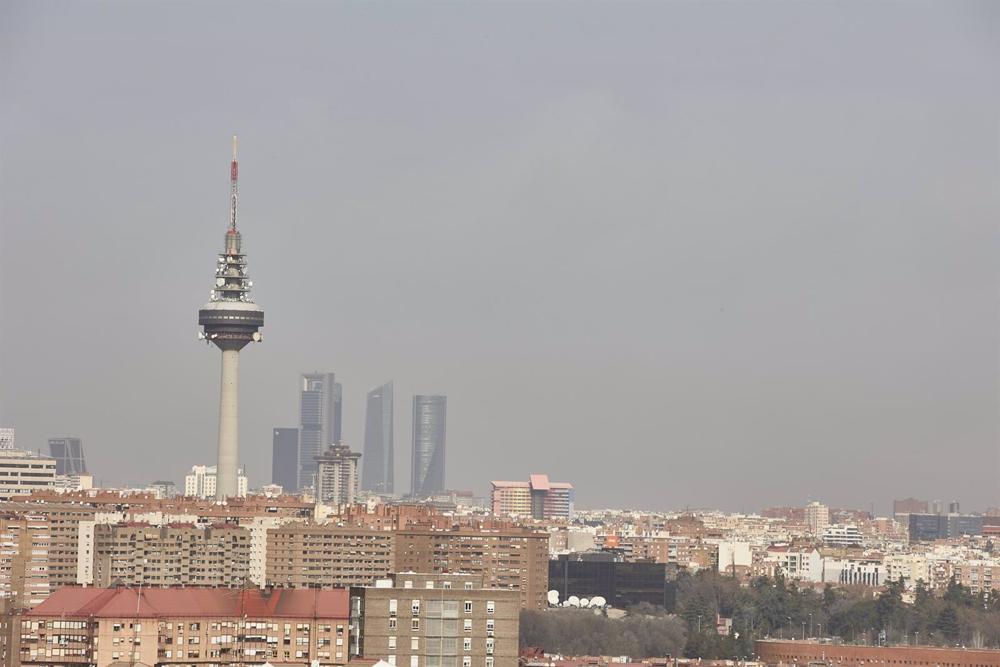 Archivo - Imagen del edificio de Torrespaña, y las cuatro Torres con la boina de contaminación en Madrid, a 10 de febrero de 2022, en Madrid (España). Archivo