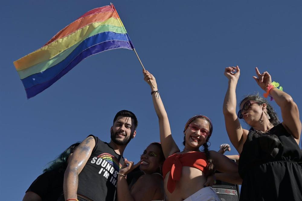 Dutzende gehen auf die Straße, um den Tijuana Pride March zu feiern Dutzende