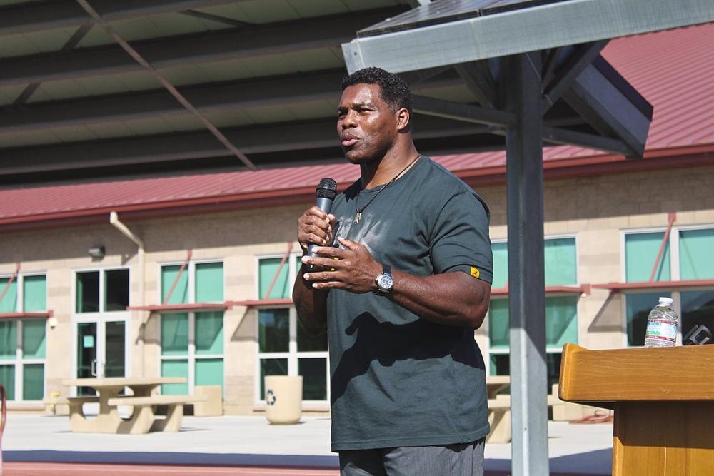 El republicano antiabortista Herschel Walker dando un discurso El