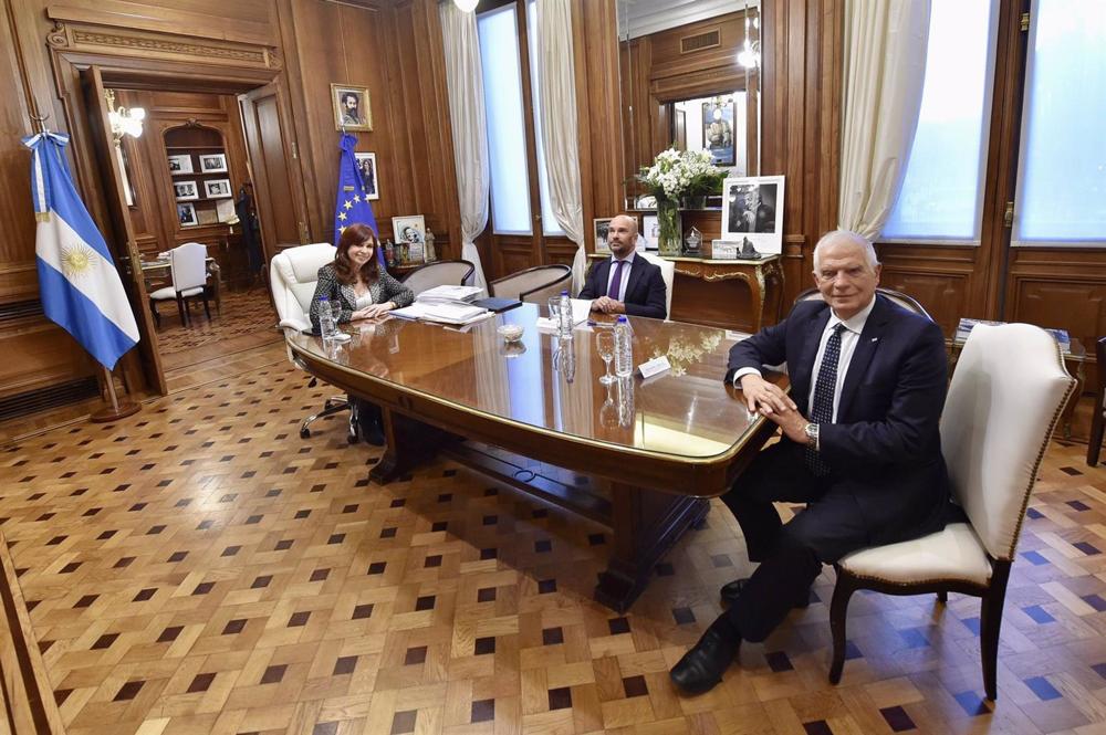 La vicepresidente dell'Argentina, Cristina Fernández de Kirchner, l'ambasciatore dell'UE in Argentina, Amador Sánchez, e l'Alto rappresentante dell'Unione europea per gli affari esteri e la politica di sicurezza, Josep Borrell. La