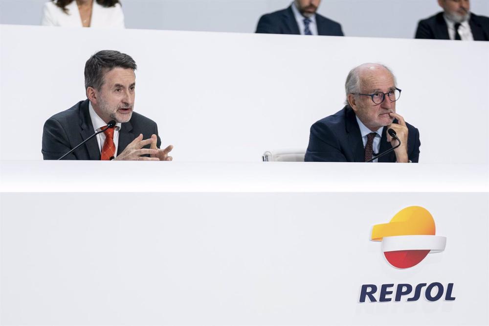 Archivo - El consejero delegado de Repsol, Josu Jon Imaz (i), y el presidente de Repsol, Antonio Brufau (d) Archivo
