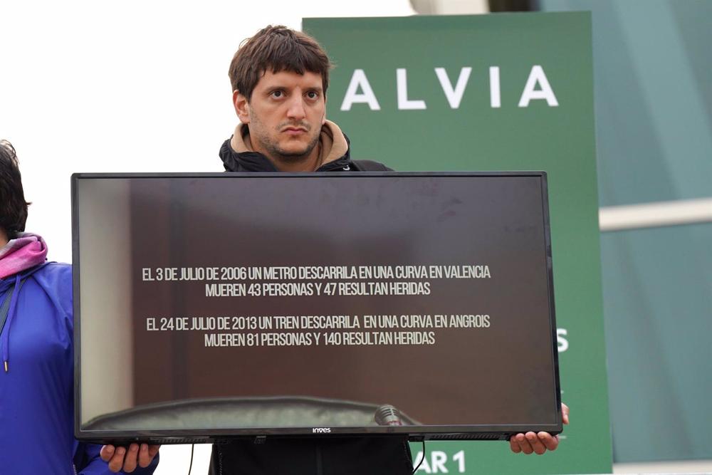 Un familiar de una víctima en el accidente de Alvia sujeta una pantalla de televisión con una imagen del exdirector de Seguridad en la circulación de Adif, Andrés Cortabitarte, mientras declara en el juicio por el accidente del Alvia, en la Cidade de la C Un