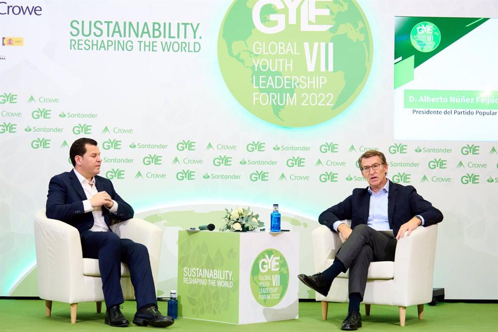 El presidente del Foro Global Youth Leadership, Jacobo Pombo (i), y el presidente del Partido Popular, Alberto Núñez Feijóo (d), intervienen en el Foro Global Youth Leadership, celebrado en el Palacio de la Magdalena, a 27 de octubre de 2022, en Santander El