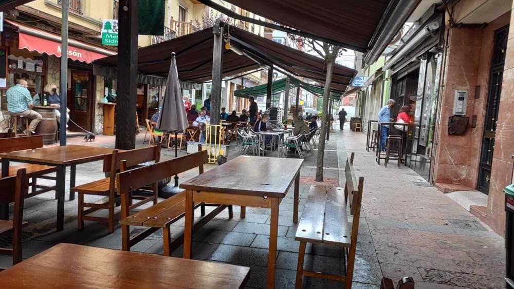 Archivo - Terraza en Arriondas (Parres), hostelería, turismo Archivo