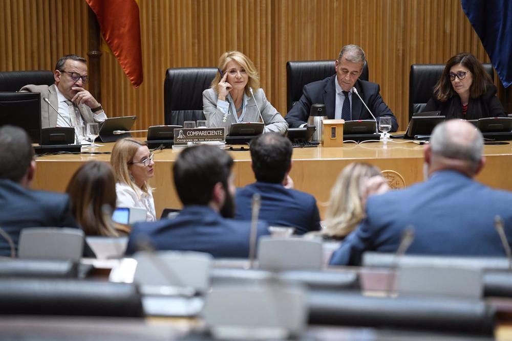 El presidente de la Comisión, Antonio José Cosculluela (1i); la presidenta interina del Consejo de Administración de la Corporación RTVE, Elena Sánchez, y el diputado del PSPV-PSOE en el Congreso por la provincia de València, Vicent Sarrià (3d), en la Com El