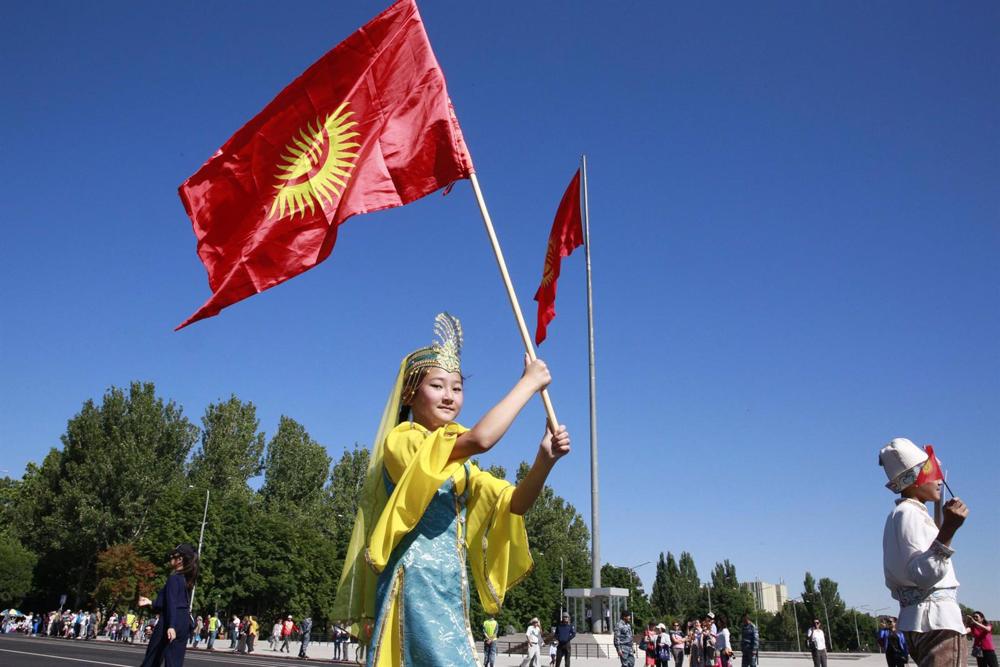File - - Un ragazzo con in mano la bandiera nazionale del Kirghizistan partecipa a un festival di arte popolare a Bishkek, in Kirghizistan, in occasione della Giornata internazionale dei bambini, il 1° giugno 2022 (File) File
