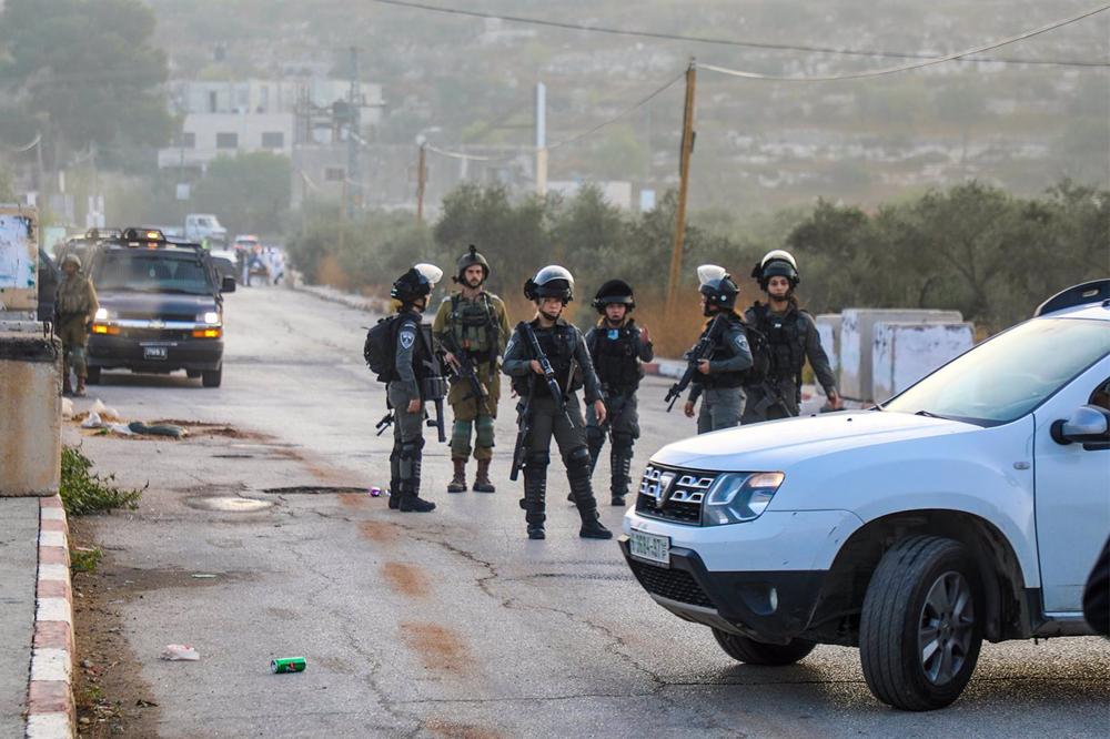 Israelische Grenzsoldaten blockieren den Eingang zur Stadt Nablus im südlichen Westjordanland. Israelische