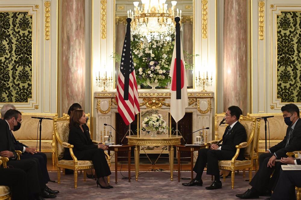 Archivo - Imagen de archivo de laa vicepresidenta de EEUU, Kamala Harris, y el primer ministro de Japón, Fumio Kishida, en Tokio, en un encuentro bilateral Archivo