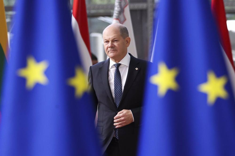 HANDOUT - 20 October 2022, Belgium, Brussels: German Chancellor Olaf Scholz arrives for a two-day EU Summit at the European Council. Photo: Francois Lenoir/EU Council/dpa - ATTENTION: editorial use only and only if the credit mentioned above is referenced HANDOUT