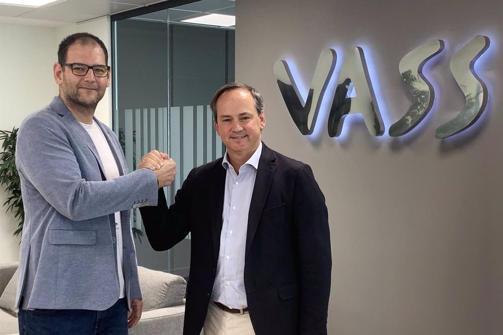 El consejero delegado de Intelygenz, Pepe Pérez, y el consejero delegado y presidente de Vass, Francisco Javier Latasa, sellan el acuerdo en la sede de la empresa compradora El
