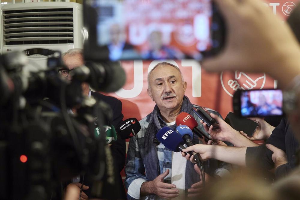 El secretario general de UGT, Pepe Álvarez, atiende a los medios de comunicación antes de participar en una asamblea en Pamplona El