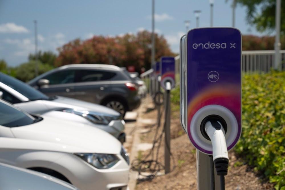 Archivo - Puntos de recarga para coches eléctricos en Port Aventura. Archivo
