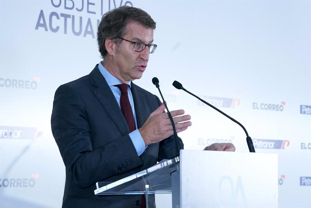 El presidente del Partido Popular (PP), Alberto Núñez Feijóo, interviene durante el ‘Ciclo de encuentros con grandes protagonistas del momento’ organizado por 'El Correo' y Petronor, en el Hotel Ciudad de Vitoria El