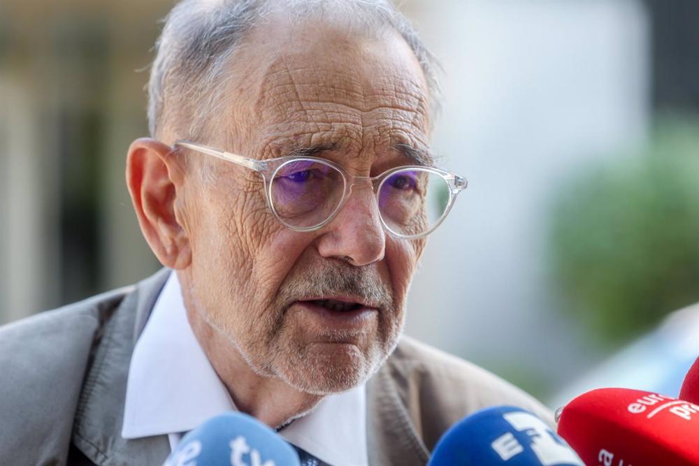 Archivo - El presidente del Real Patronato del Museo Nacional del Prado y expresidente de la OTAN, Javier Solana, ofrece declaraciones a los medios a su salida del velatorio del exministro de Cultura José Guirao, en el tanatorio San Isidro, a 11 de julio Archivo