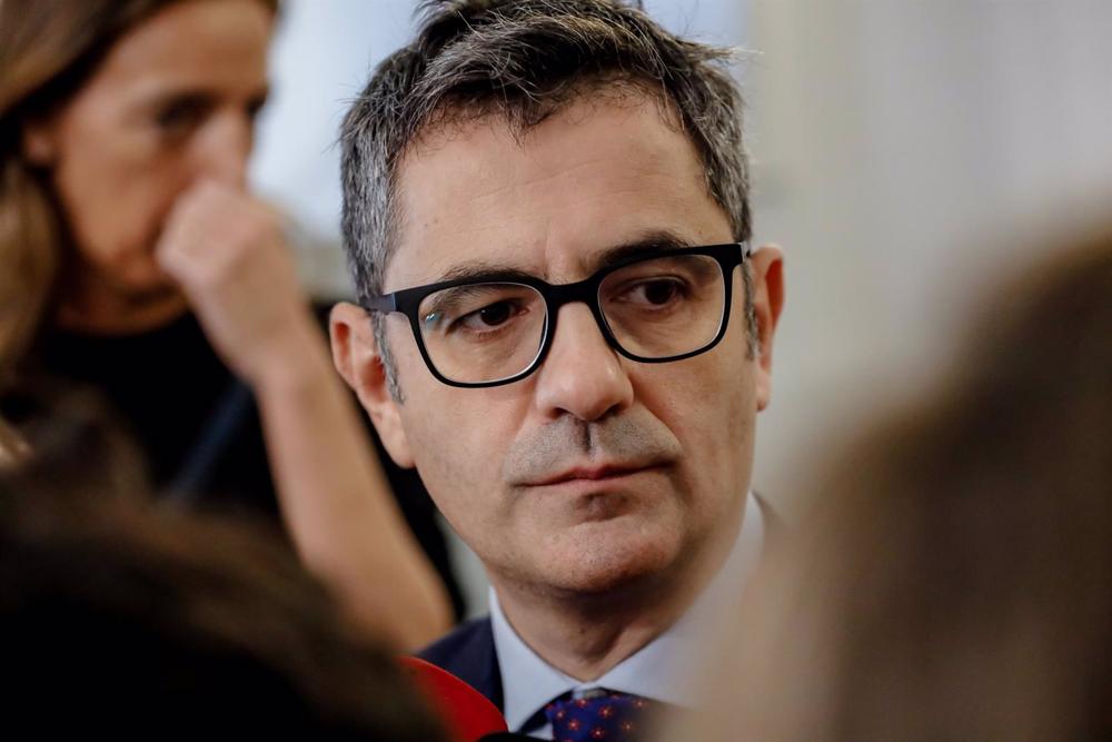 El ministro de Presidencia, Relaciones con las Cortes y Memoria Democrática, Félix Bolaños, atiende a los medios de comunicación frente al edificio de la Real Academia de la Historia, a 28 de octubre de 2022, en Madrid (España). El