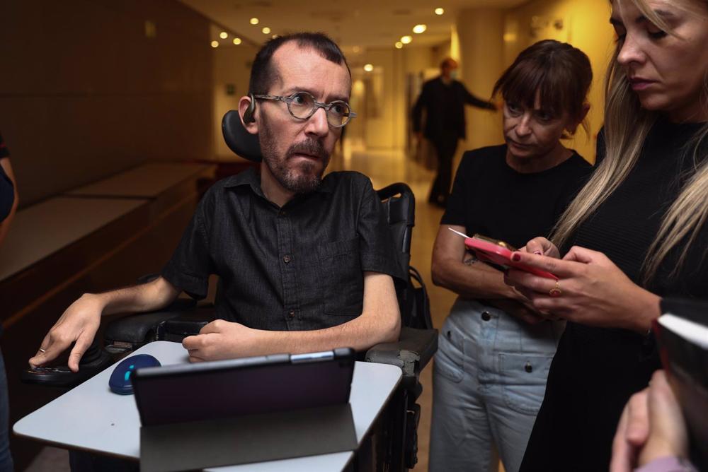 El portavoz de Unidas Podemos en el Congreso, Pablo Echenique, a su llegada a las ruedas de prensa previas a la Junta de Portavoces, en el Congreso de los Diputados, a 18 de octubre de 2022, en Madrid (España). El