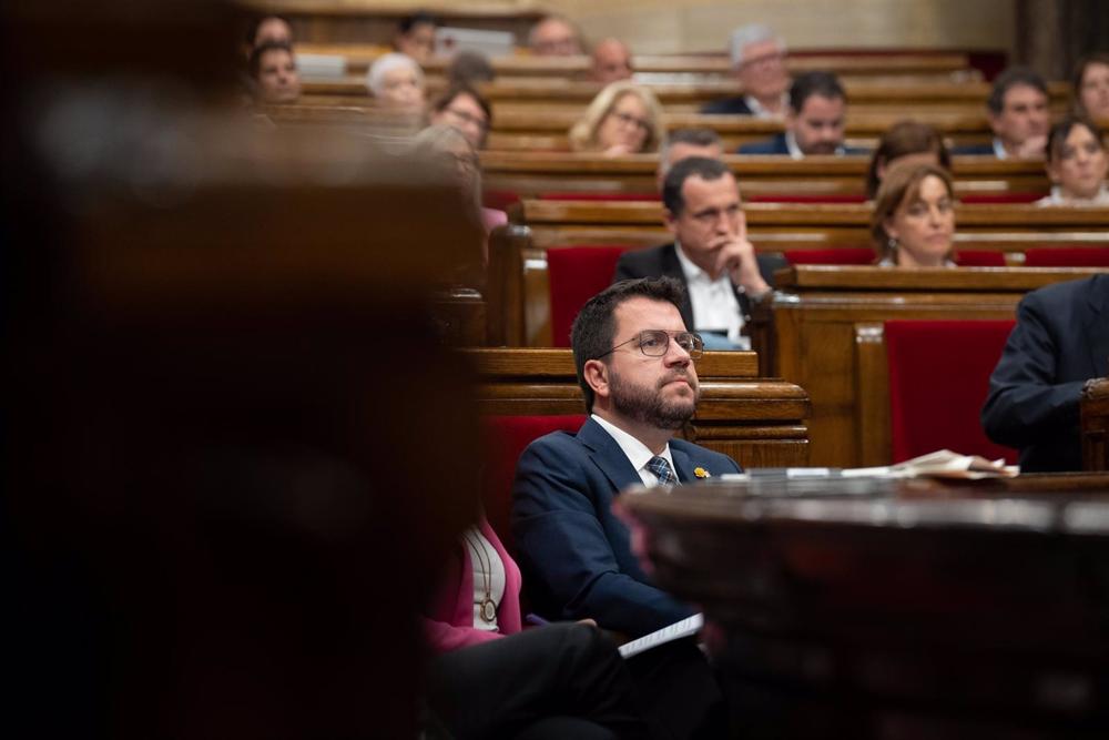 El president de la Generalitat, Pere Aragonès, en una sesión de control en el Pleno del Parlament, a 19 de octubre de 2022, en Barcelona, Cataluña (España). Aragonès y el Govern se enfrentarán a la sesión de control de los siete nuevos consellers que fuer El