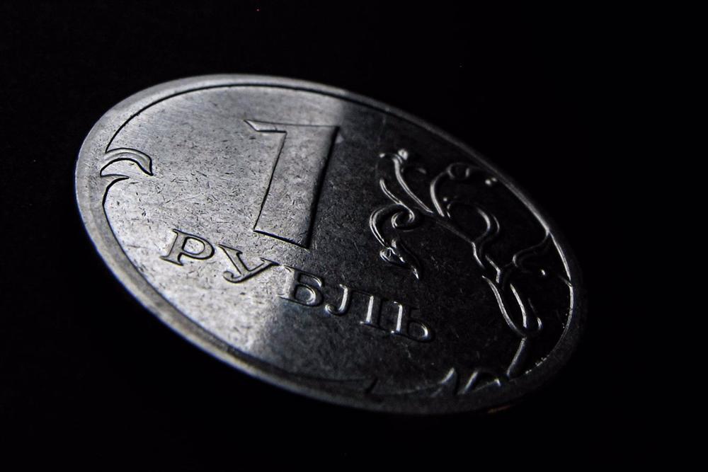 Archivo - FILED - 16 December 2014, Kaufbeuren: A view of a Russian Rouble coin on a display board. Russian President Vladimir Putin's instruction to require rouble payments for Russian gas will not yet take effect on Thursday, says Kremlin spokesperson D Archivo