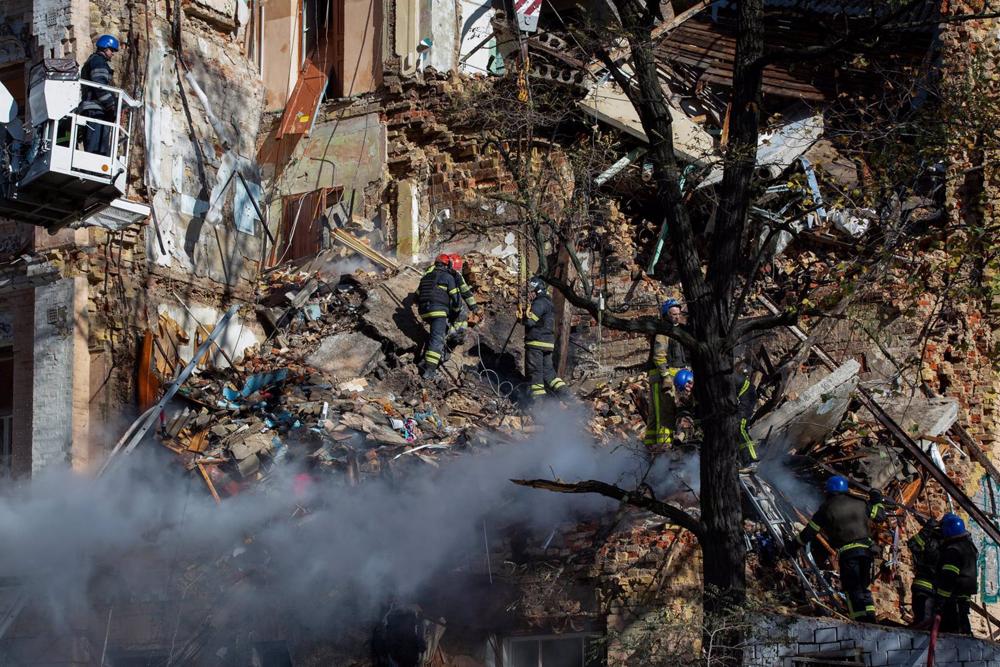 17 ottobre 2022, Ucraina, Kiev: Soccorritori ucraini lavorano sul sito di un edificio residenziale distrutto da un attacco di un drone russo. Foto: Oleksii Chumachenko/SOPA Images via ZUMA Press Wire/dpa 17