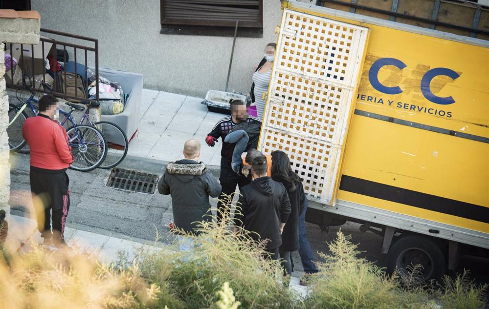 Archivo - Un camión donde guardan enseres durante el desalojo de diez viviendas okupadas. Archivo