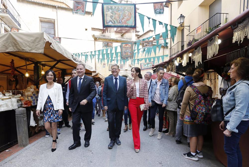 El 'president' de la Generalitat, Ximo Puig, visita la Feria de Todos los Santos de Cocentaina (Alicante) El