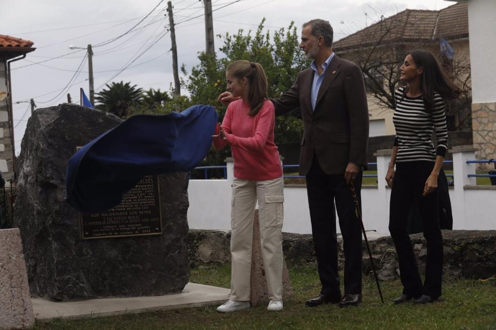 La Familia Real descubre la placa que acredita a Cadavéu como Pueblo Ejemplar. La
