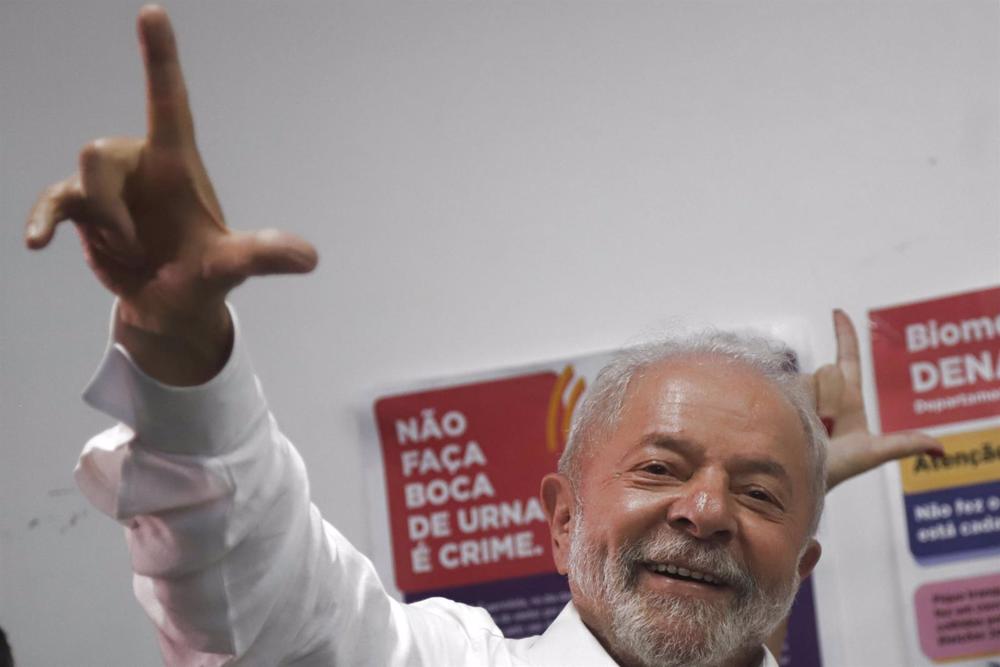 Il candidato di sinistra Luiz Inácio Lula da Silva Il