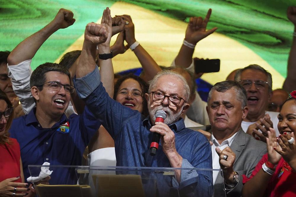 30 October 2022, Brazil, Sao Paulo: Brazilian former President and presidential candidate for the Workers' Party Lula da Silva (C) delivers his first speech to the press after his victory over far-right incumbent Jair Bolsonaro in the Brazilian presidenti 30