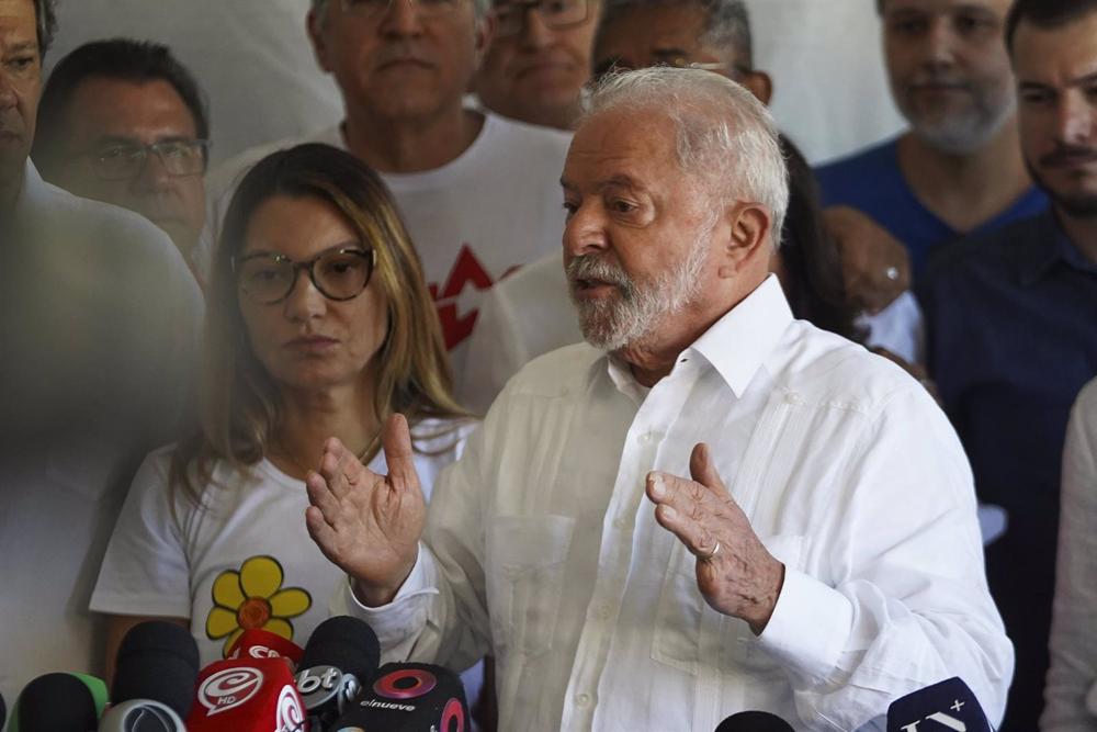 30 October 2022, Brazil, Sao Paulo: Luiz Inacio Lula da Silva, former president of Brazil who is running for re-election, speaks to the press during the second round of the presidential election after casting his vote. Photo: Lincon Zarbietti/dpa 30