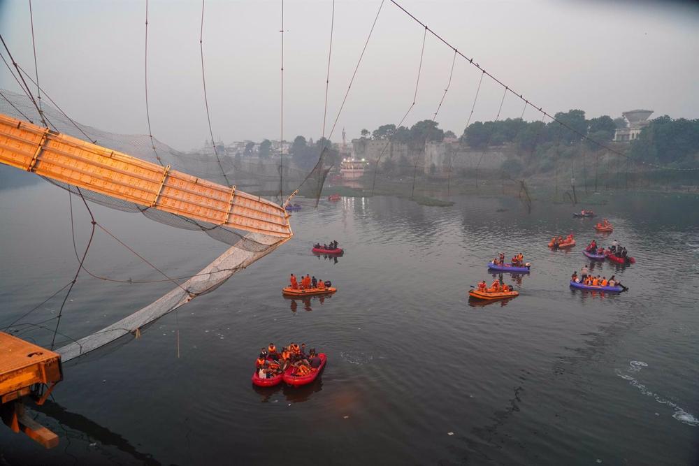 Dateibild der eingestürzten Hängebrücke in Indien. Dateibild