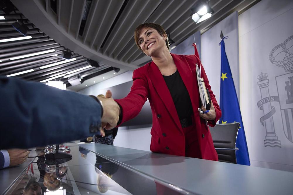 La ministra Portavoz y de Política Territorial, Isabel Rodríguez, saluda después de una rueda de prensa posterior a la reunión del Consejo de Ministros, en el Palacio de La Moncloa, a 31 de octubre de 2022, en Madrid (España). El Consejo de Ministros ha a La