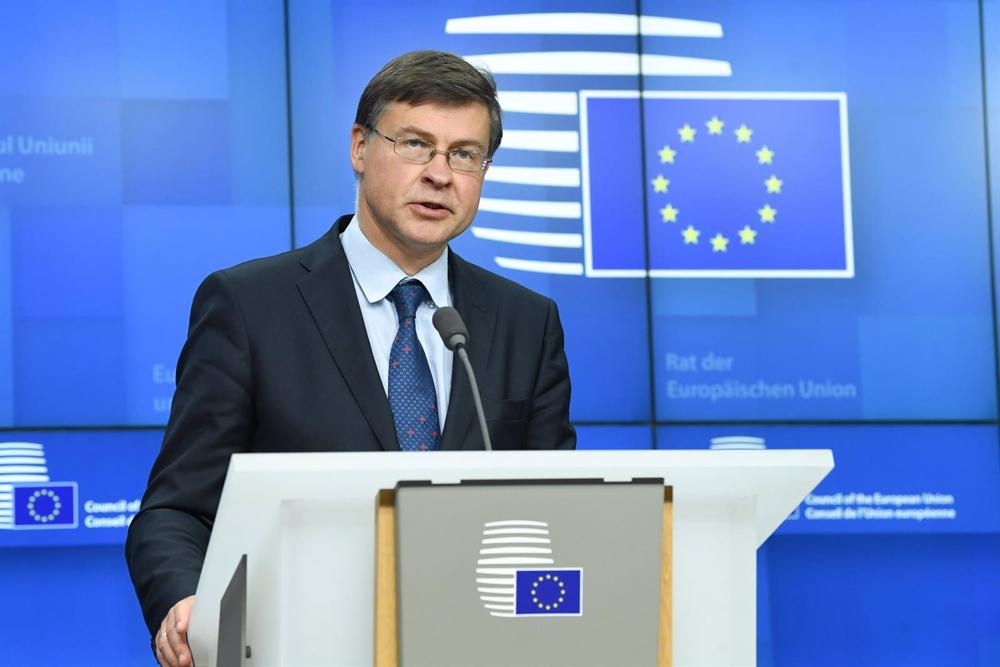 Archivo - HANDOUT - 24 maggio 2022, Belgio, Bruxelles: Il vicepresidente esecutivo della Commissione europea per un'economia che funzioni per le persone Valdis Dombrovskis partecipa a una conferenza stampa dopo la riunione del Consiglio Affari economici e finanziari dell'UE. Pho Archivo