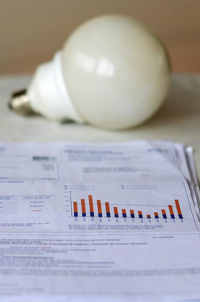 Archivo - Una factura de la luz y una bombilla Archivo