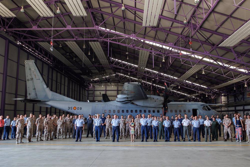 Archivo - La ministra de Defensa, Margarita Robles, posa acompañada de militares durante su visita al ALA 35 del Ejército del Aire y del Espacio, en la Base Aérea de Getafe Archivo