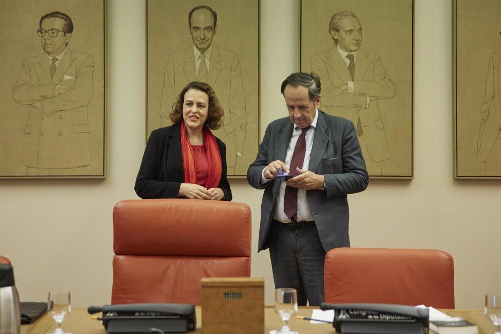 Un miembro de la Comisión Constitucional y la exministra socialista y candidata del Gobierno para presidir el Consejo de Estado, Magdalena Valerio, durante la Comisión Constitucional, en el Congreso de los Diputados, a 27 de octubre de 2022, en Madrid. Un