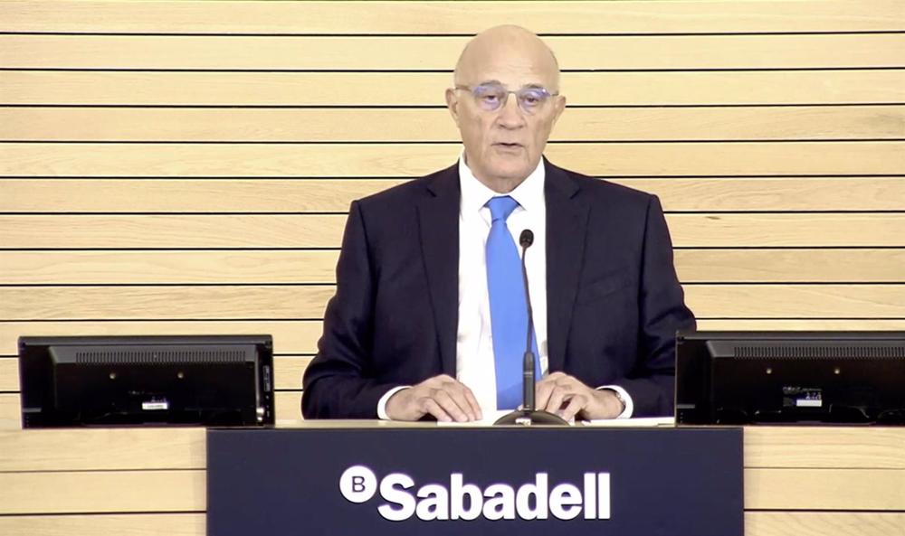 Archivo - El presidente de Banco Sabadell, Josep Oliu Archivo