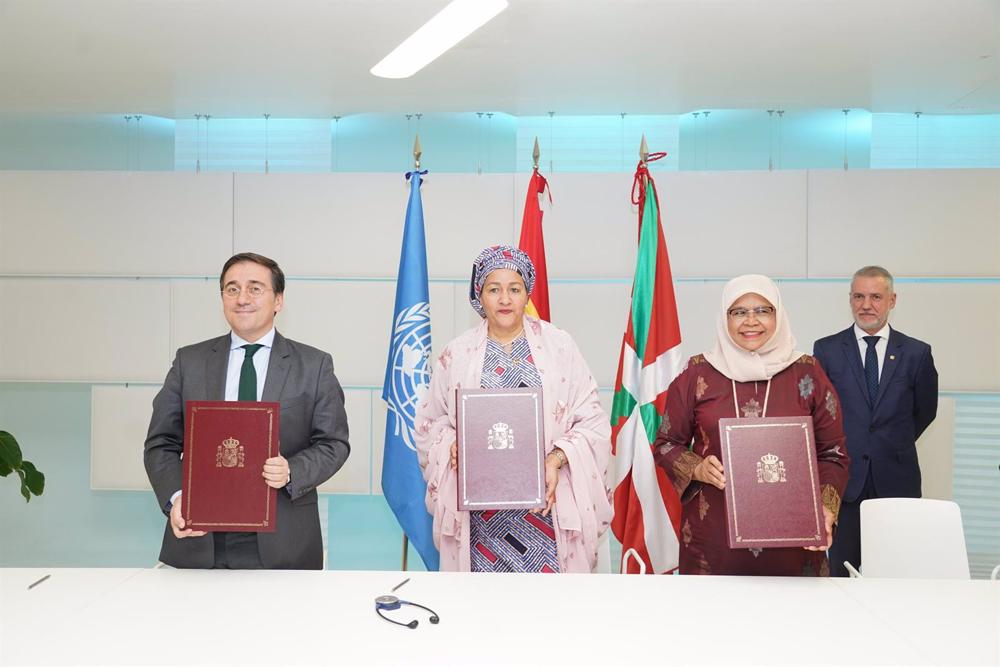 (I-D) El ministro de Asuntos Exteriores, Unión Europea y Cooperación de España, José Manuel Albares; la Vicesecretaria General de las Naciones Unidas y Presidenta del Grupo de las Naciones Unidas para el Desarrollo Sostenible, Amina J. Mohammed; y la Dire (I-D)