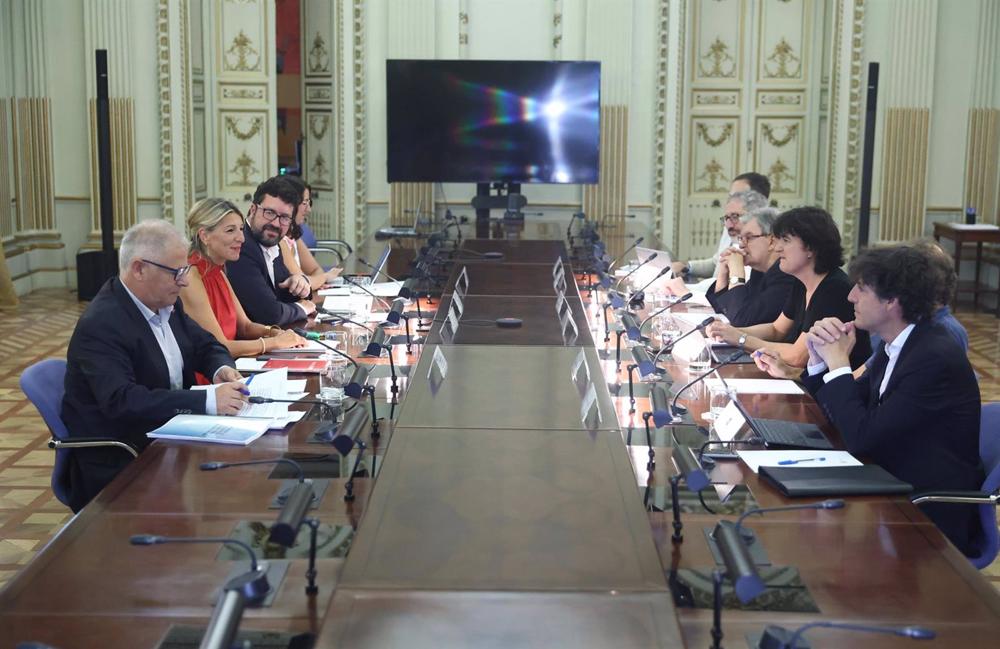 Archivo - La vicepresidenta segunda, Yolanda Díaz (de rojo), en su reunión con el Comité de Expertos del SMI del pasado mes de septiembre Archivo