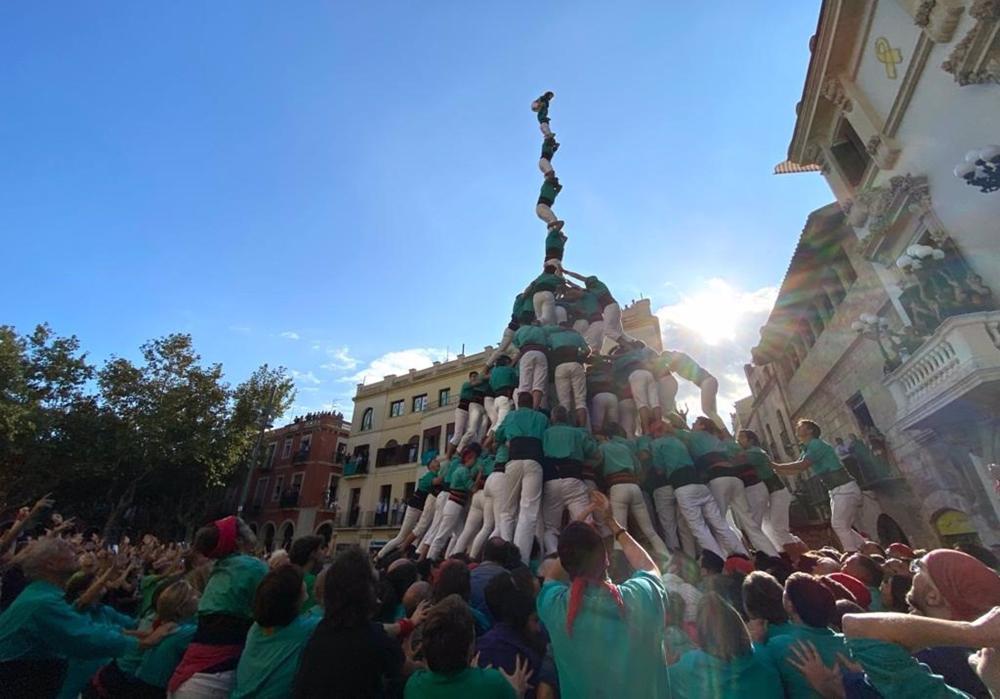 Imagen del primer pilar de 9 pisos de la historia de los 'castells' realizado por los Castellers de Vilafranca Imagen