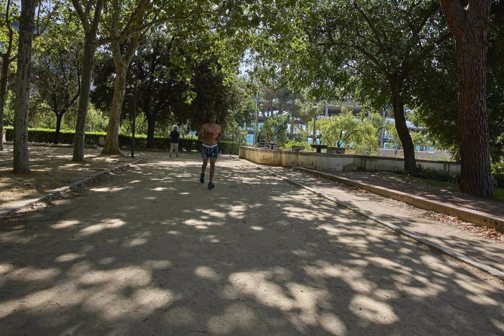 Archivo - Un hombre corre sin camiseta en el parque Quinta de los Molino Archivo
