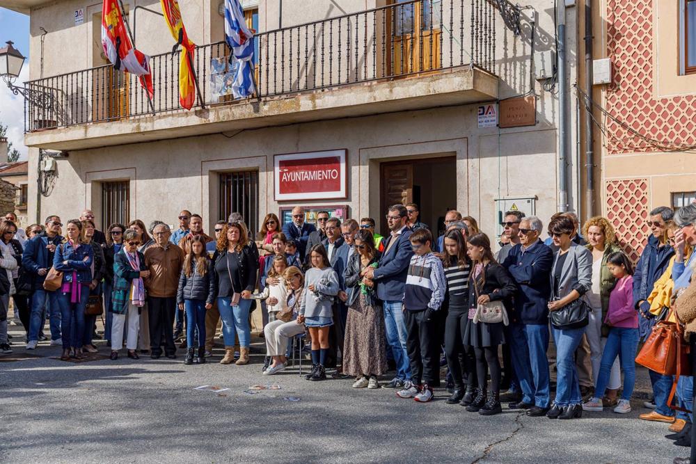 Vecinos se reúnen durante un homenaje y minuto de silencio por la muerte de la niña, en la Plaza Mayor, a 1 de noviembre de 2022, en Torrecaballeros, Segovia, Castilla y León (España). Vecinos