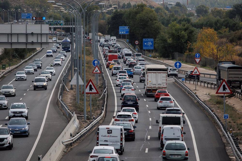 Atasco en la autovía A-3 durante la operación salida por el puente de Todos los Santos, a 28 de octubre de 2022, en Madrid (España). Atasco