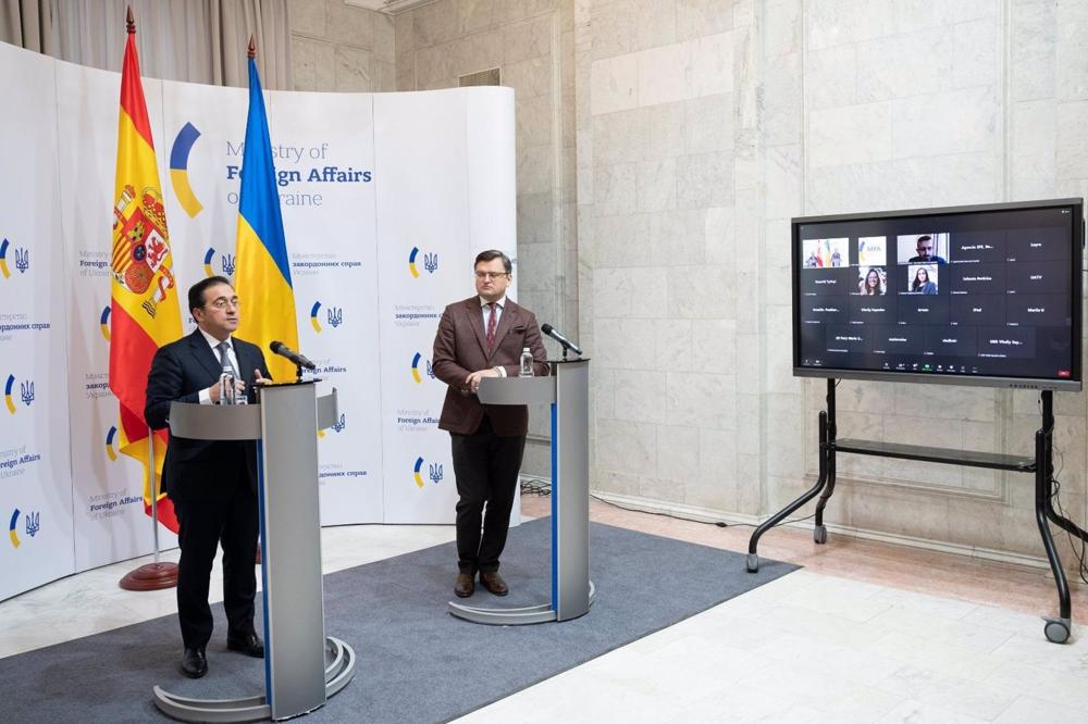 El ministro de Asuntos Exteriores, José Manuel Albares, con su homólogo ucraniano, Dimitro Kuleba, el 9 de febrero en Kiev El